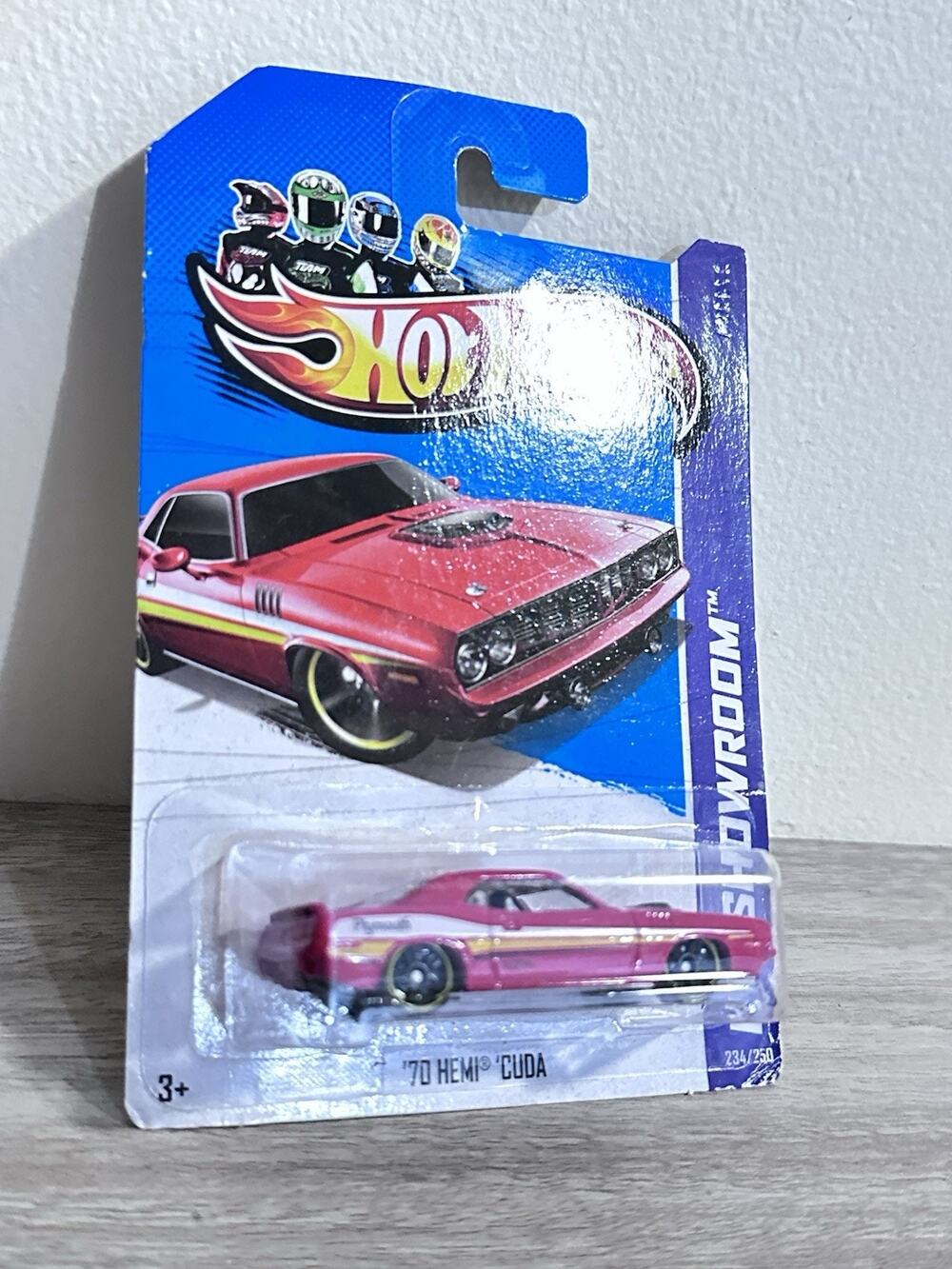 Hot Wheels 2013 1/64 Diecast HW Showroom Red 1970 Dodge Hemi Cuda Hotwheels H82